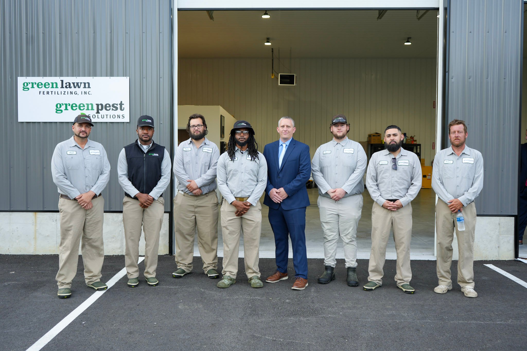 2-de_ribbon_cutting8876