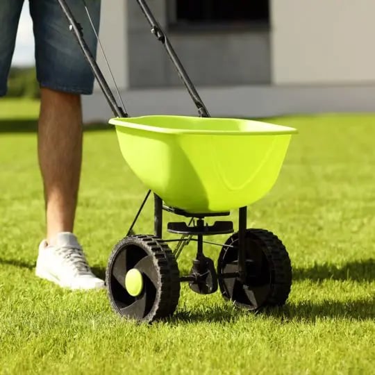 Liquid vs Granular Fertilizer: What's Better for Your Lawn?